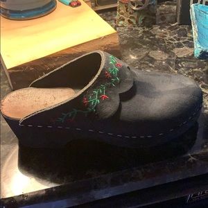Hanna Andersson black clogs with stitching size 36